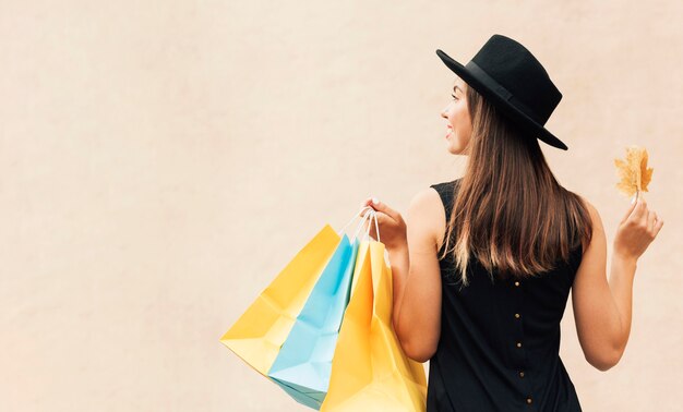 Femme tenant des sacs à provisions avec espace copie