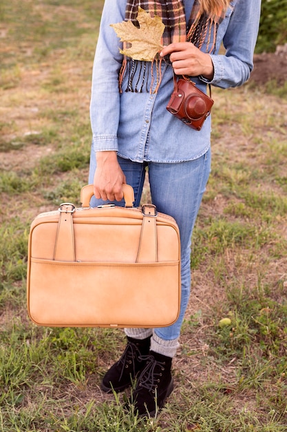 Femme tenant ses bagages pour voyager
