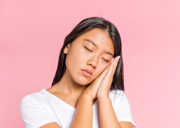 Femme tenant ses mains pour dormir