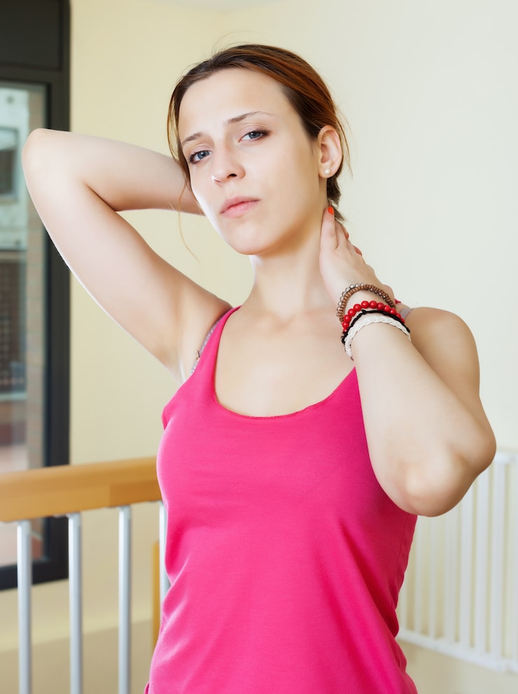 Photo gratuit femme tenant son cou parce que