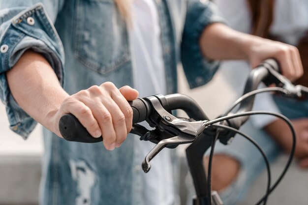 Femme tenant son vélo