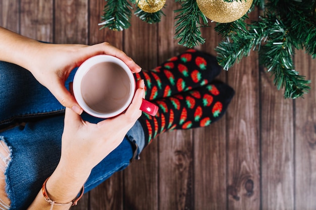 Femme tenant une tasse de café