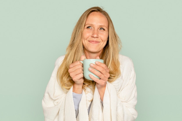 Photo gratuite femme tenant une tasse de café