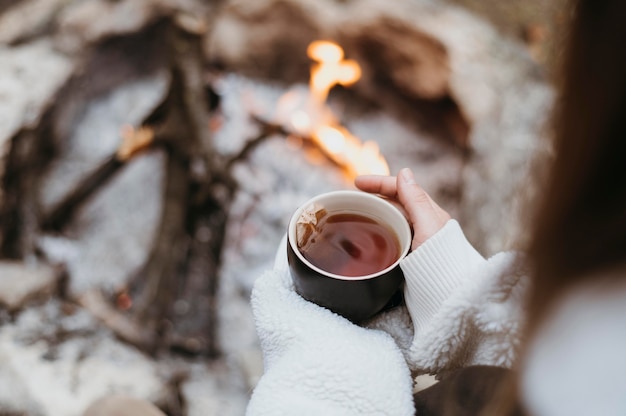 Femme tenant une tasse de thé chaud