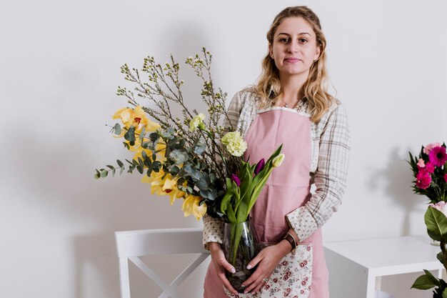 Femme tenant un vase avec bouquet