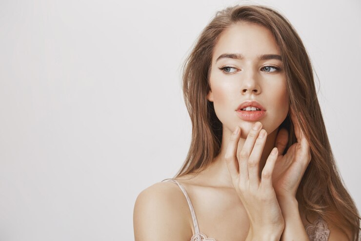 Photo gratuit une femme tendre et féminine est sensuelle.