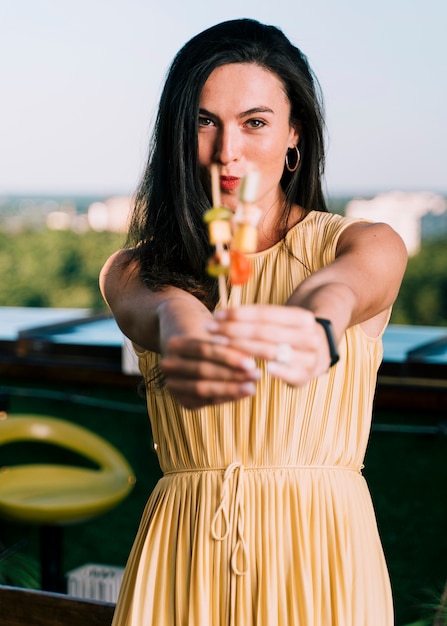 Femme, tenue, apéritifs, pose