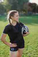 Photo gratuite femme, tenue, balle rugby, regarder loin