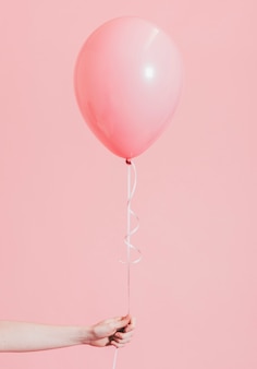 Femme, tenue, ballon rose