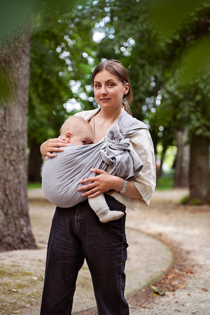 femme, tenue, bébé, dehors, vue frontale