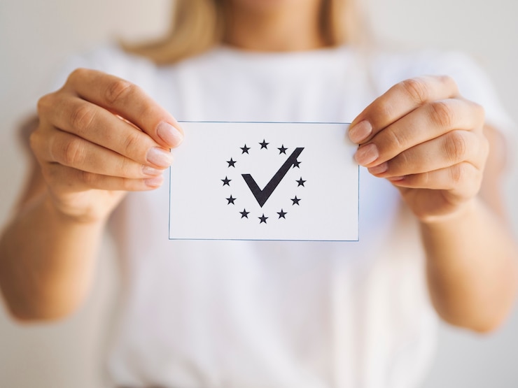 Photo gratuit femme, tenue, bulletin de vote, gros plan