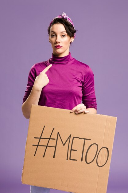 Femme, tenue, carton, "me, trop", lettrage