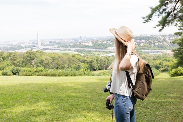 Photo gratuite femme, tenue, chapeau, regarder loin