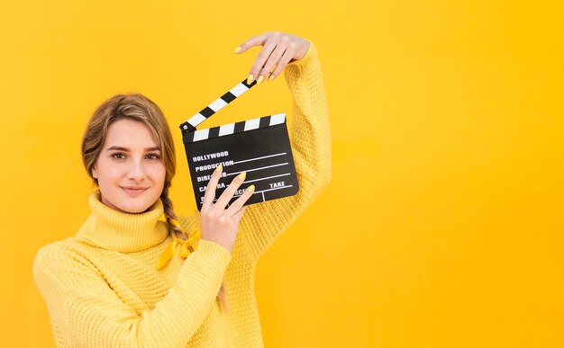 Femme, tenue, clapboard, copie-espace