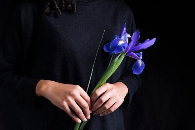 Femme, tenue, fleur bleue, dans, mains
