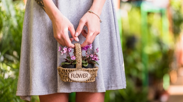 Femme, tenue, fleurs, panier