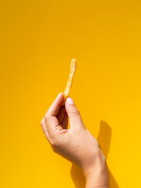 Femme, tenue, frites, devant, jaune, fond