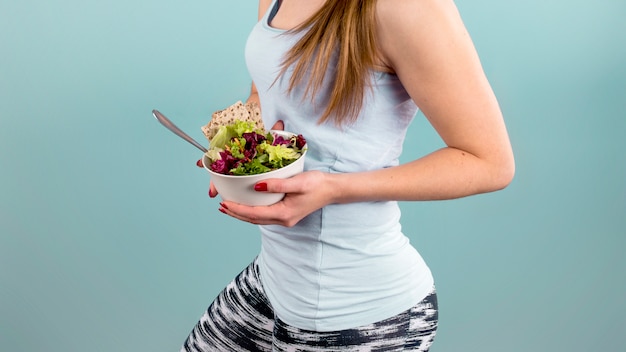 Femme, tenue, grand, bol, salade légume, mains