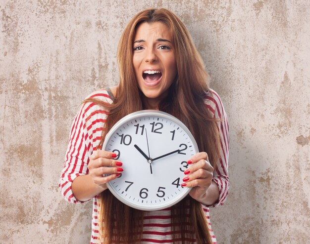 Femme, tenue, horloge et crier
