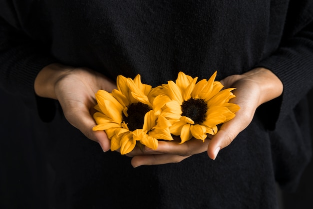 Femme, Tenue, Jaune, Fleurs, Mains