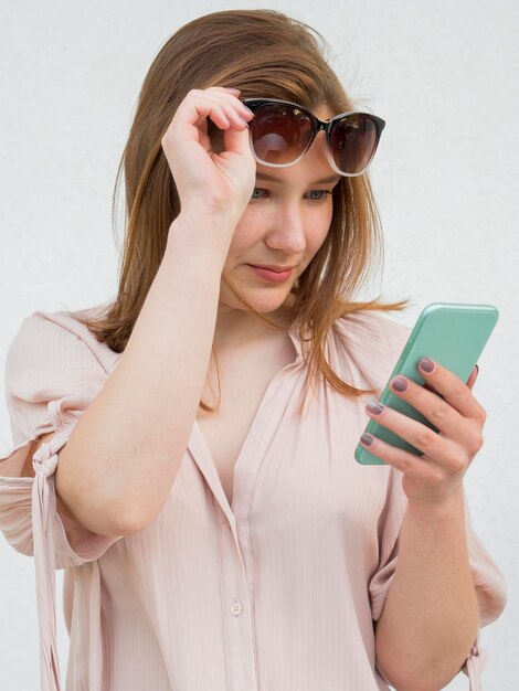 Femme, tenue, lunettes, mobile, téléphone