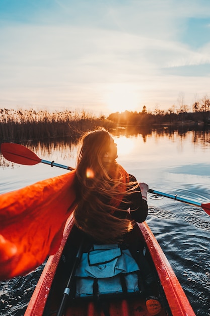 Femme, tenue, pagaie, kayak, rivière