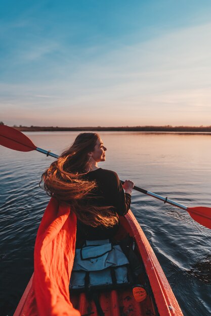 Femme, tenue, pagaie, kayak, rivière