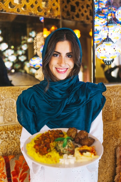 Femme, tenue, plat, arabe, nourriture