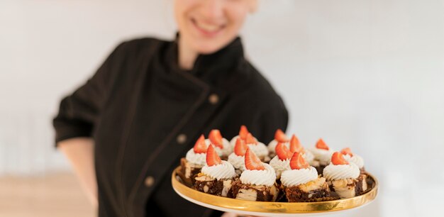 Femme, tenue, plateau, à, dessert, gros plan