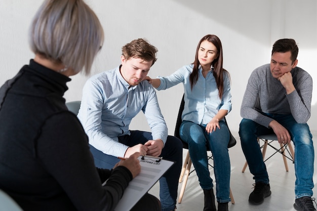 Femme, tenue, presse-papiers, regarder, triste, patients