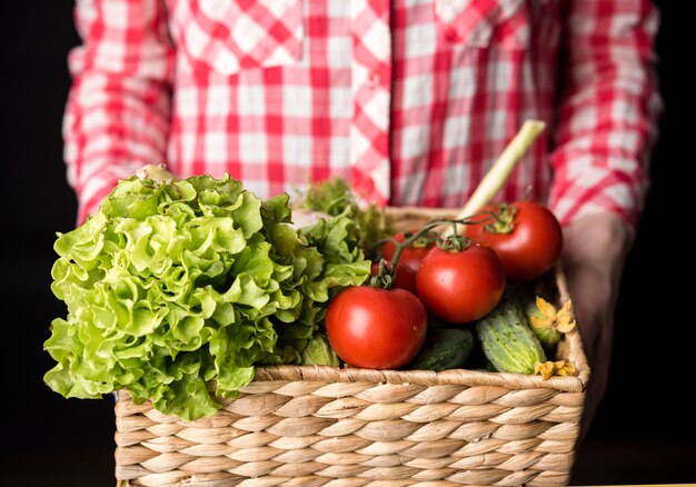 Femme, tenue, seau, légumes