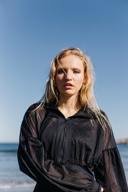 Femme en tenue de sport à la plage