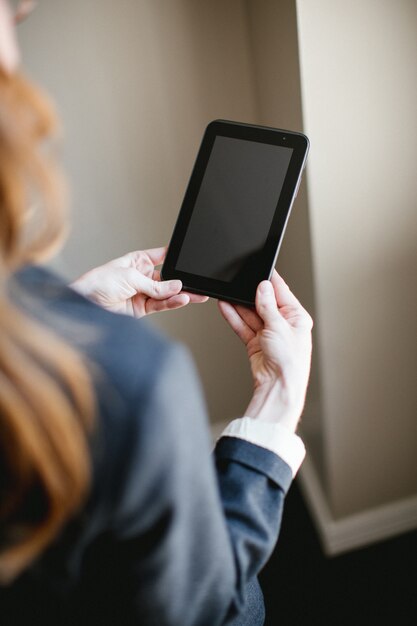 Femme, tenue, tablette, ou, smartphone, à, mains, écran noir