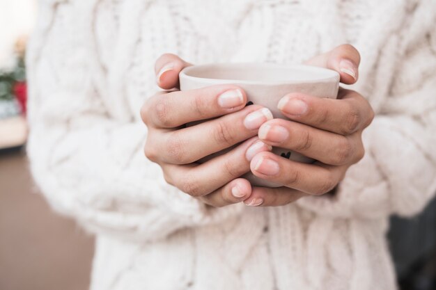 Femme, tenue, tasse café