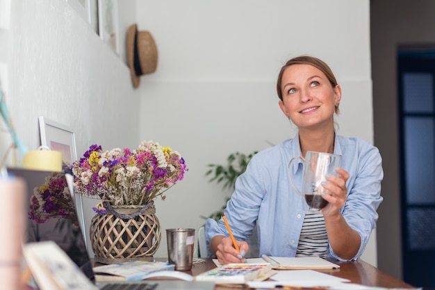 Photo gratuite femme, tenue, tasse, pensée