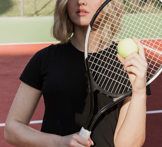 Femme, tenue, tennis, raquette, balle