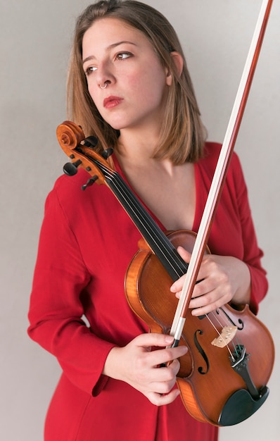 Femme, tenue, violon, arc