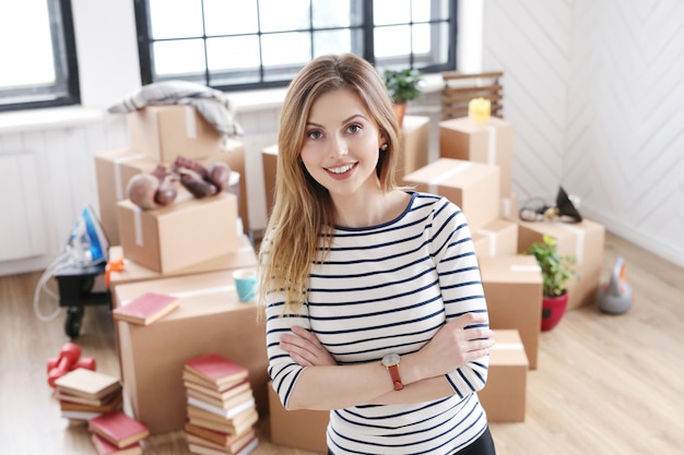 Une femme a terminé avec des colis et est prête à expédier ou à déménager