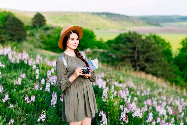 Femme sur le terrain avec caméra