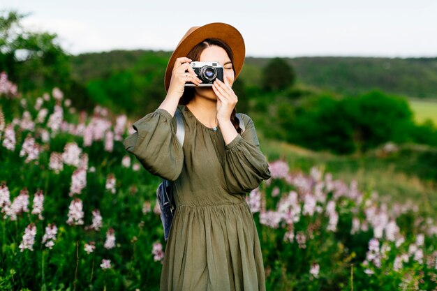 Femme sur le terrain prenant la photo