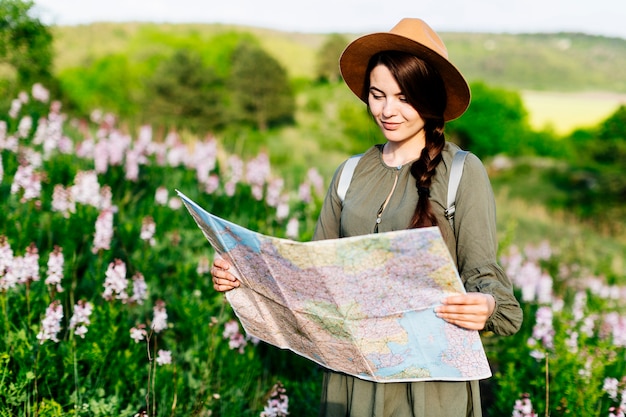 Femme sur le terrain en regardant la carte