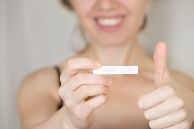 Femme avec un test de grossesse positif