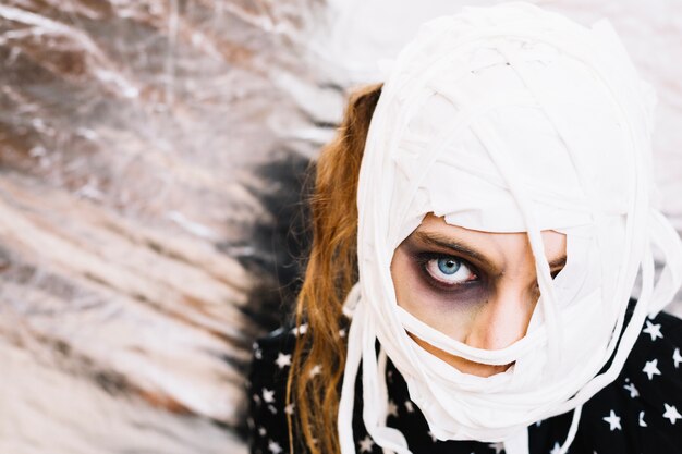 Femme avec tête enveloppée dans un bandage