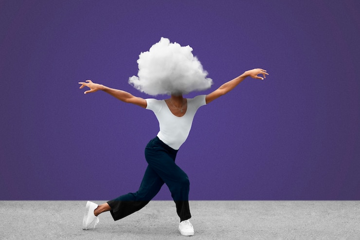 Photo gratuit femme avec tête en forme de nuage dansant plein coup