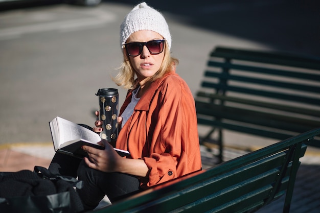 Femme, thermos, lecture, banc