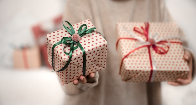 Une femme tient un beau cadeau de Noël.