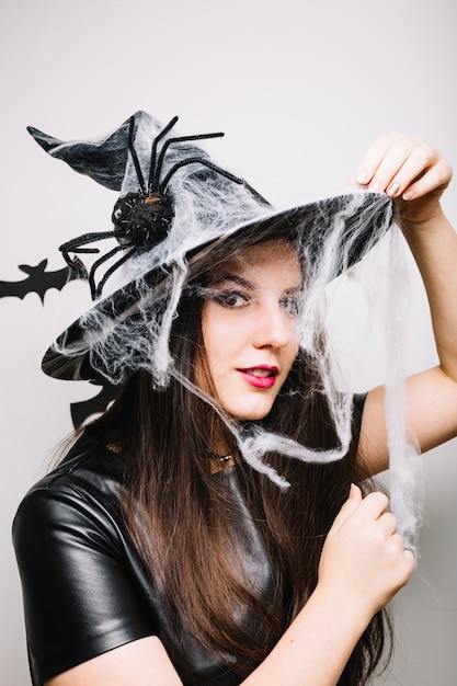 Photo gratuite femme avec toile d'araignée sur chapeau