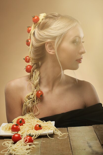 Femme, tomates, spaghettis, cheveux