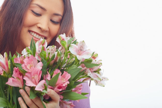 Femme tombe amoureuse de son bouquet