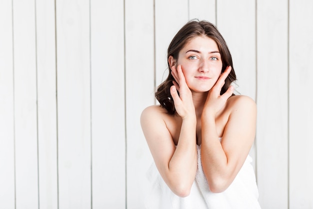 Femme touchant le visage avec les mains